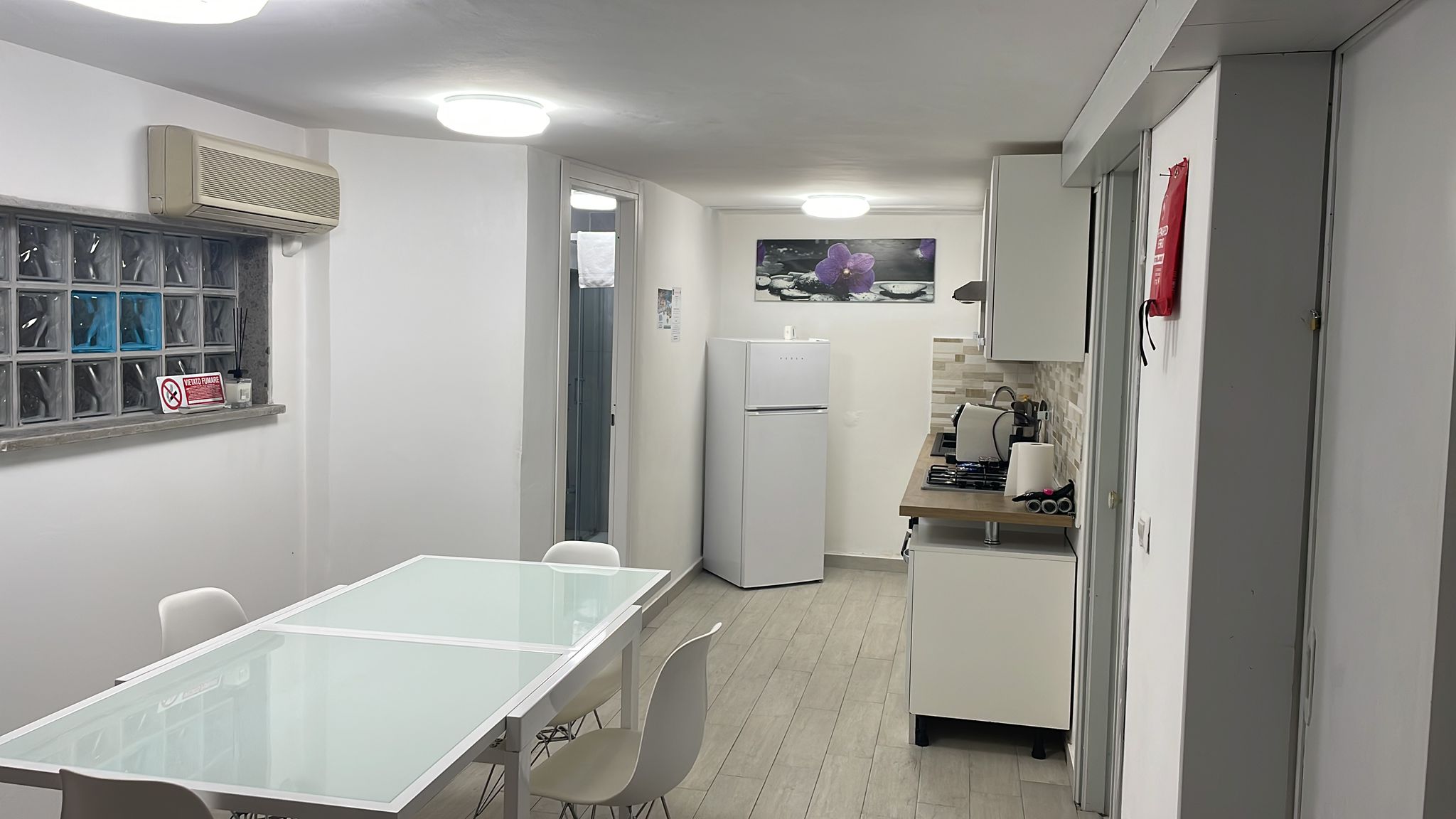 Vista cucina e tavolo