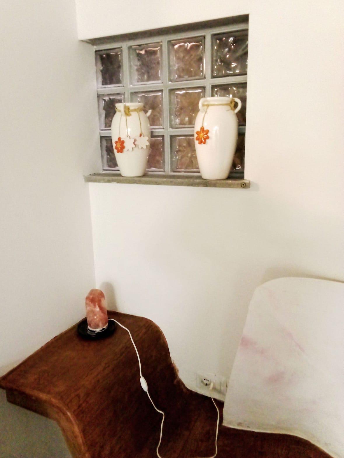 Ambiente con scultura camino