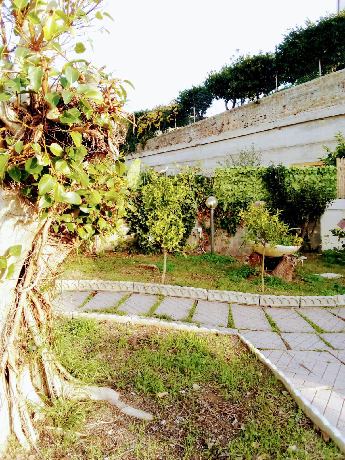Ambiente con scultura camino